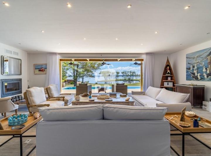 Casa · 373m² · 4 Ambientes · 1 Cochera
