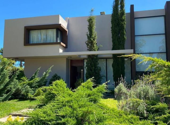 Casa · 220m² · 5 Ambientes · 2 Cocheras