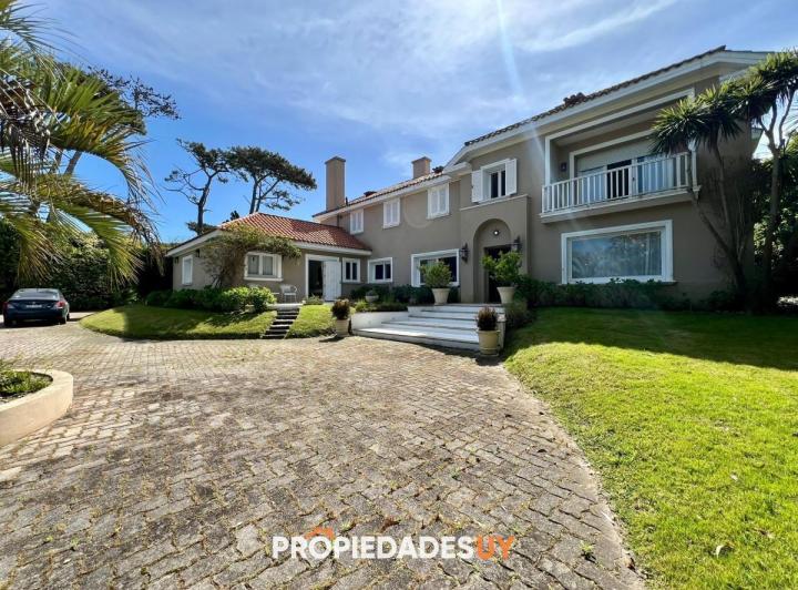 Casa · 3489m² · 6 Ambientes · 1 Cochera