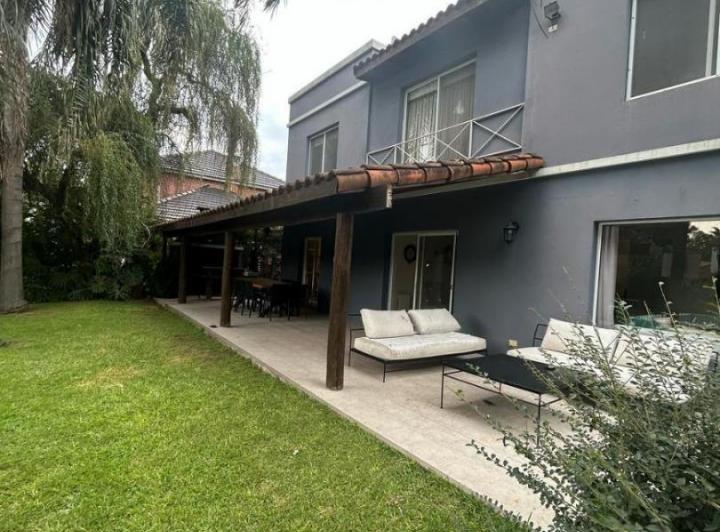 Casa · 265m² · 6 Ambientes · 4 Cocheras