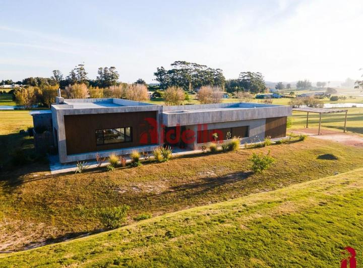 Casa · 260m² · 5 Ambientes · 1 Cochera