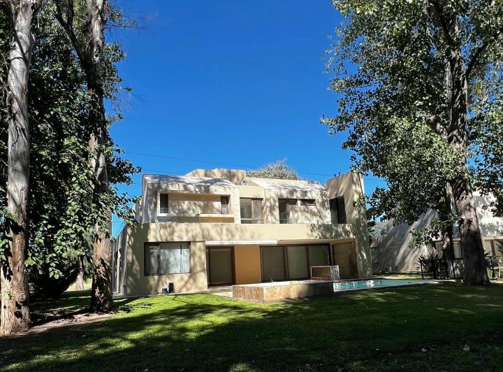 Casa · 350m² · 5 Ambientes · 4 Cocheras