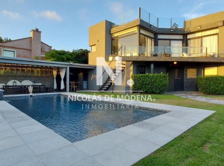Casa · 700m² · 5 Ambientes · 1 Cochera