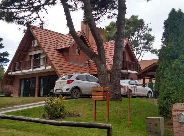Casa · 180m² · 6 Ambientes · 1 Cochera