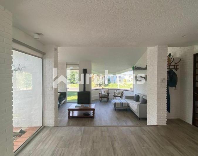 Casa · 230m² · 5 Ambientes · 1 Cochera