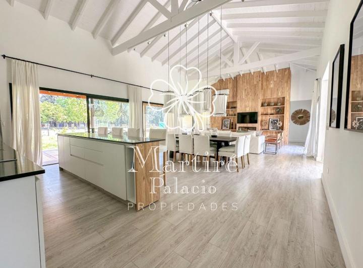 Casa · 235m² · 5 Ambientes · 2 Cocheras