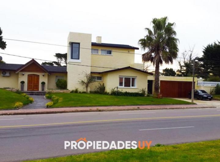 Casa · 1176m² · 6 Ambientes · 1 Cochera