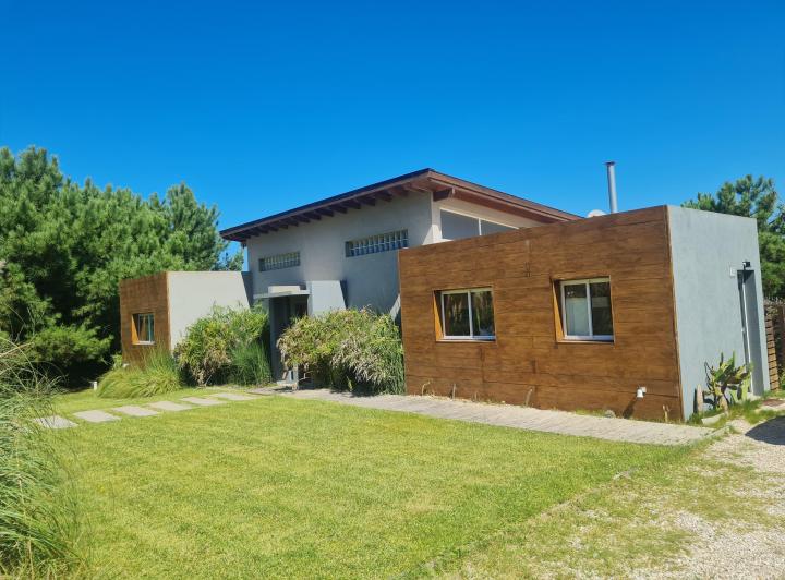 Casa · 140m² · 4 Ambientes · 3 Cocheras