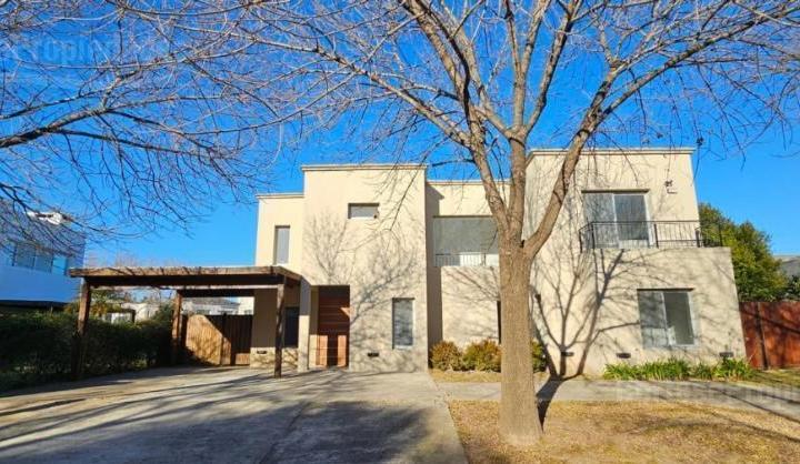 Casa · 189m² · 5 Ambientes · 2 Cocheras