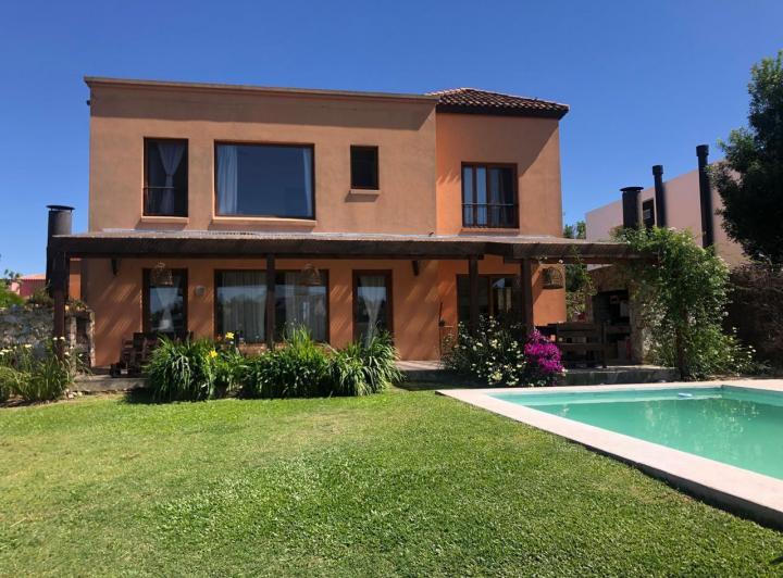 Casa · 220m² · 5 Ambientes · 4 Cocheras