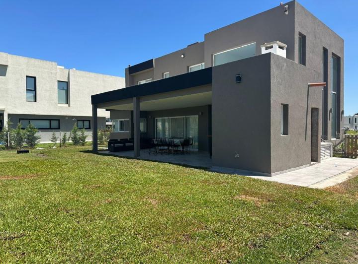 Casa · 280m² · 5 Ambientes · 2 Cocheras