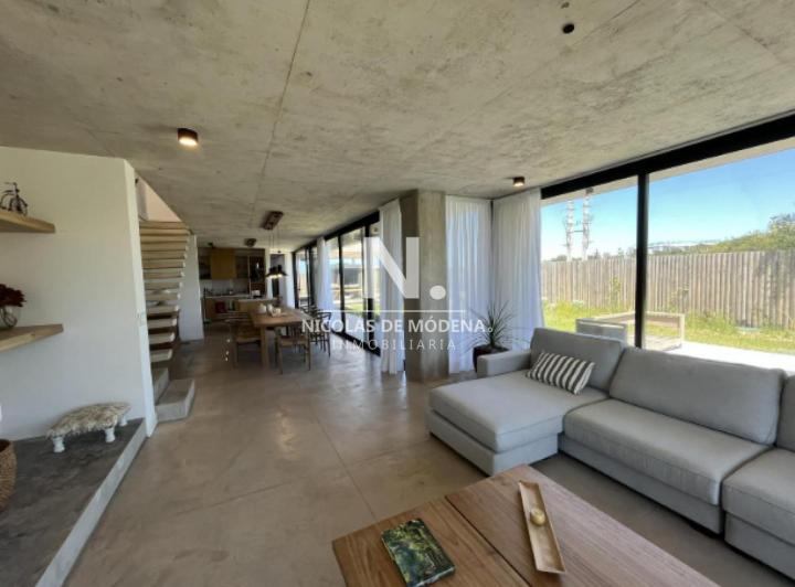 Casa · 405m² · 4 Ambientes · 1 Cochera