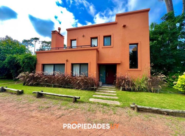 Casa · 286m² · 3 Ambientes · 1 Cochera