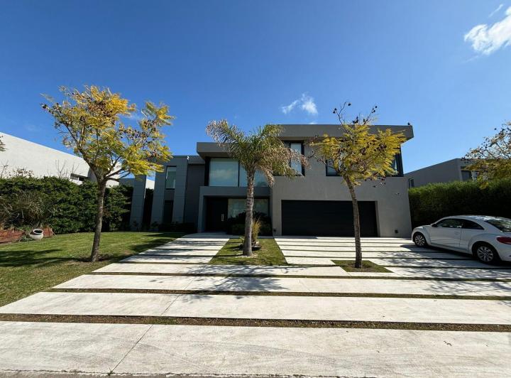 Casa · 650m² · 7 Ambientes · 2 Cocheras