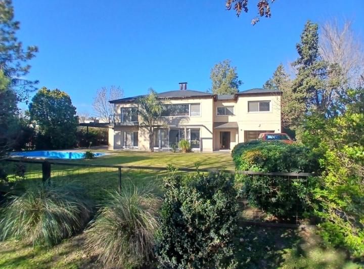 Casa · 1000m² · 6 Ambientes · 1 Cochera