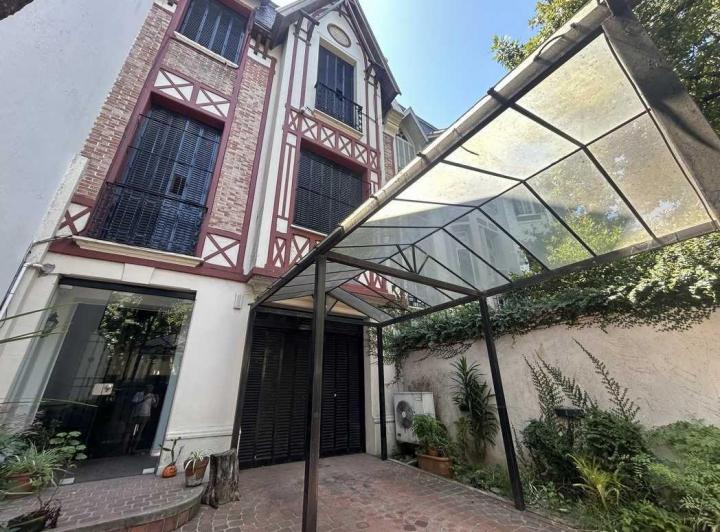 Casa · 388m² · 5 Ambientes · 2 Cocheras