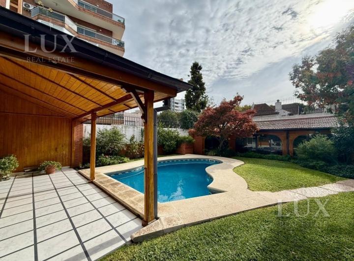 Casa · 582m² · 8 Ambientes · 6 Cocheras