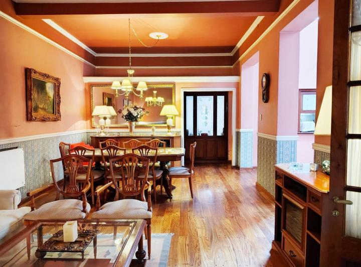 Casa · 296m² · 6 Ambientes · 1 Cochera