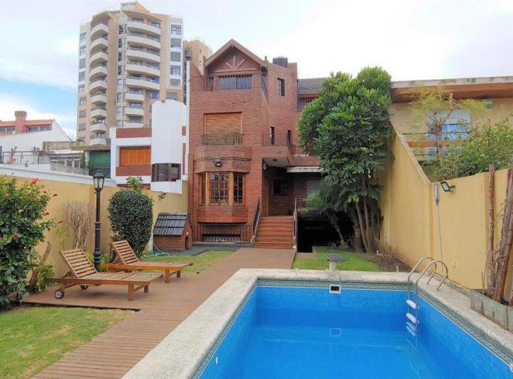 Casa · 590m² · 5 Ambientes · 5 Cocheras