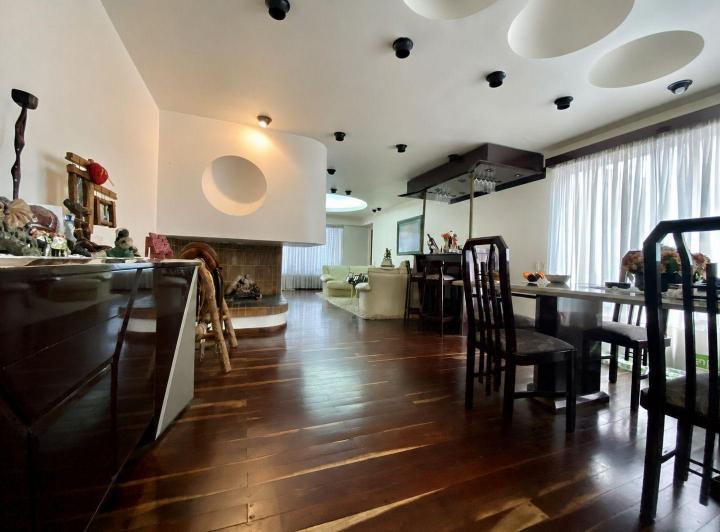 Casa · 313m² · 4 Ambientes · 2 Cocheras