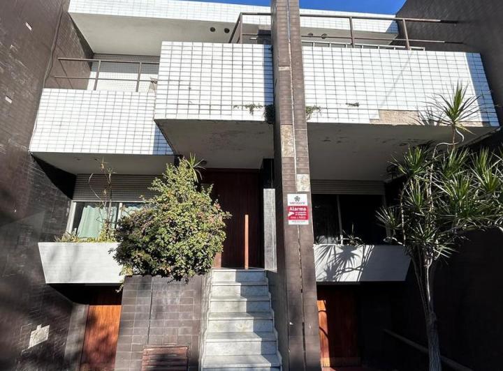 Casa · 301m² · 5 Ambientes · 4 Cocheras