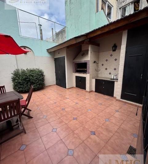 Casa · 210m² · 5 Ambientes · 1 Cochera