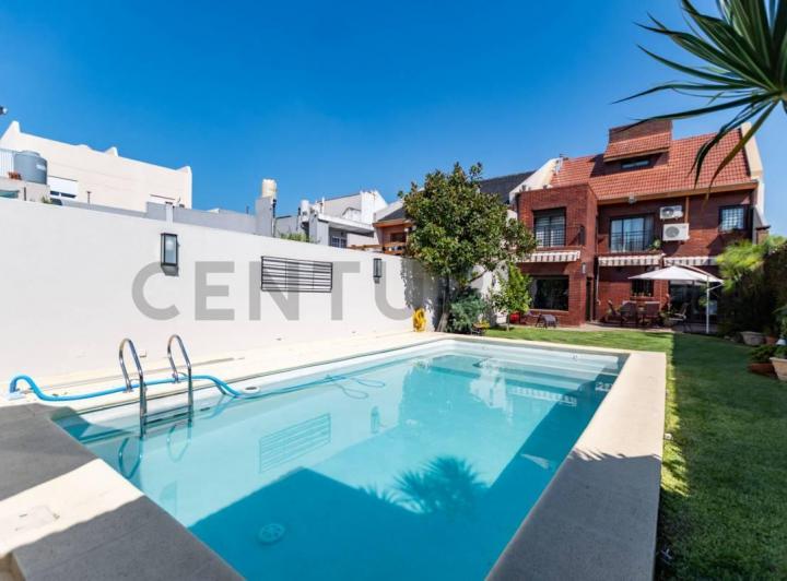 Casa · 255m² · 5 Ambientes · 2 Cocheras