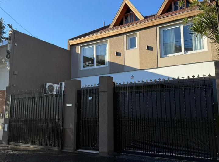 Casa · 250m² · 5 Ambientes · 2 Cocheras