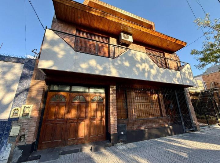 Casa · 260m² · 5 Ambientes · 1 Cochera