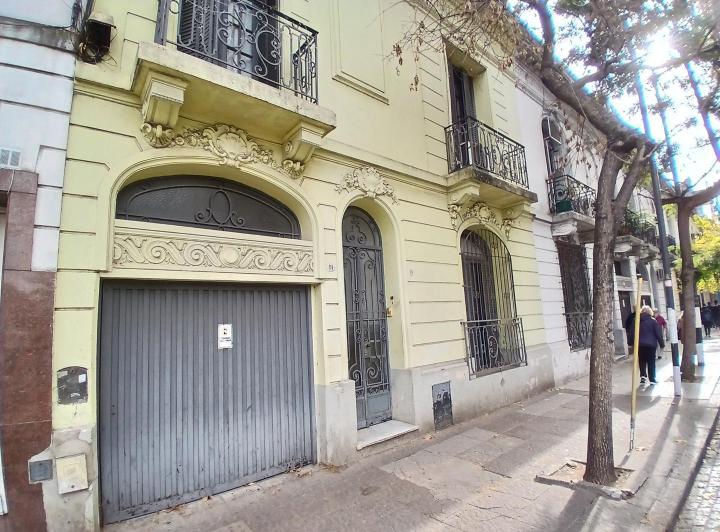 Casa · 365m² · 6 Ambientes · 1 Cochera
