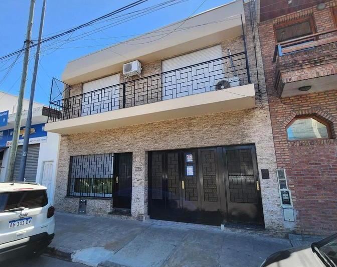 Casa · 160m² · 4 Ambientes · 3 Cocheras