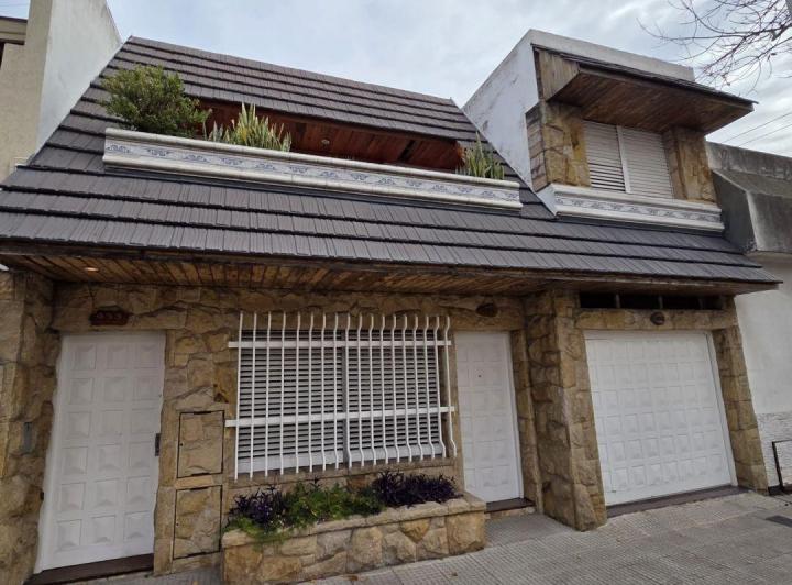 Casa · 223m² · 8 Ambientes · 1 Cochera