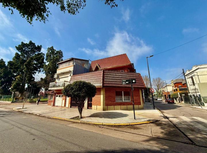 Casa · 236m² · 5 Ambientes · 2 Cocheras