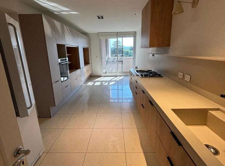Departamento · 200m² · 8 Ambientes · 2 Cocheras