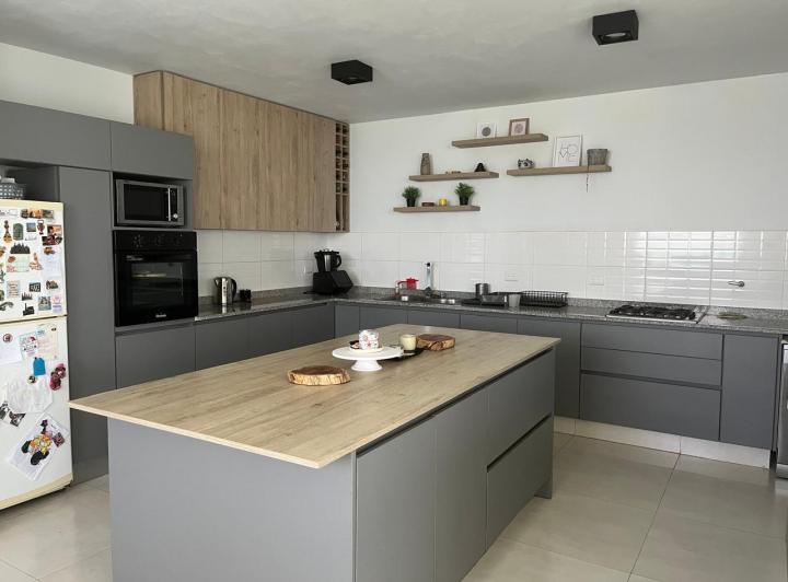 Casa · 191m² · 5 Ambientes · 2 Cocheras