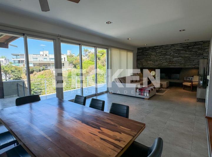Casa · 300m² · 4 Ambientes · 2 Cocheras
