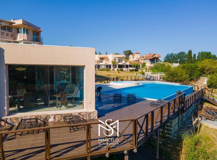Casa · 180m² · 3 Ambientes · 2 Cocheras