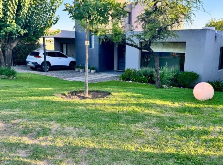 Casa · 420m² · 8 Ambientes · 1 Cochera