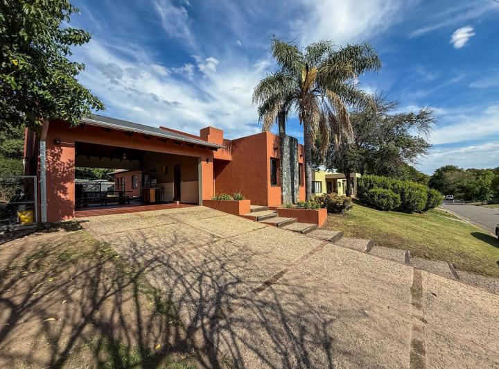 Casa · 245m² · 8 Ambientes · 2 Cocheras