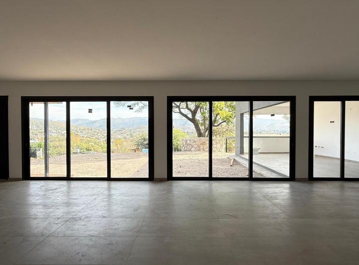 Casa · 320m² · 3 Ambientes · 2 Cocheras