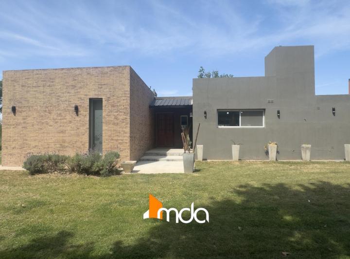 Casa · 265m² · 4 Ambientes · 2 Cocheras