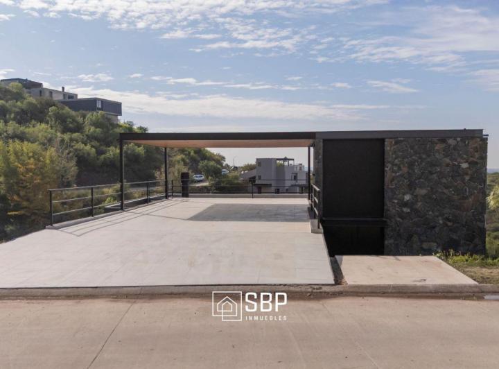 Casa · 258m² · 5 Ambientes · 2 Cocheras