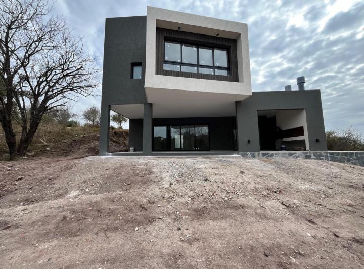 Casa · 330m² · 5 Ambientes · 2 Cocheras
