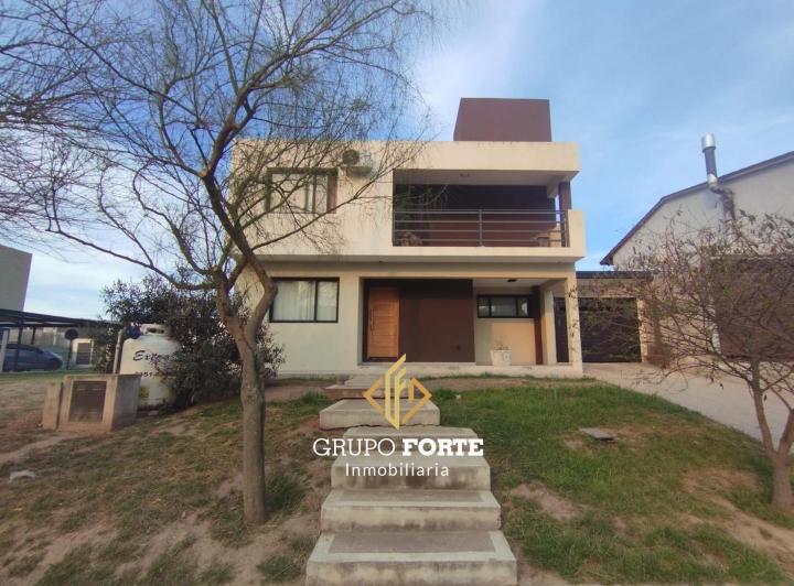 Casa · 220m² · 5 Ambientes · 2 Cocheras