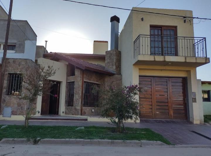 Casa · 250m² · 8 Ambientes · 1 Cochera