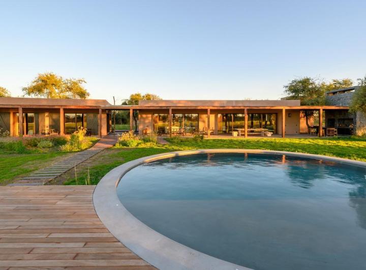 Casa · 360m² · 6 Ambientes · 3 Cocheras