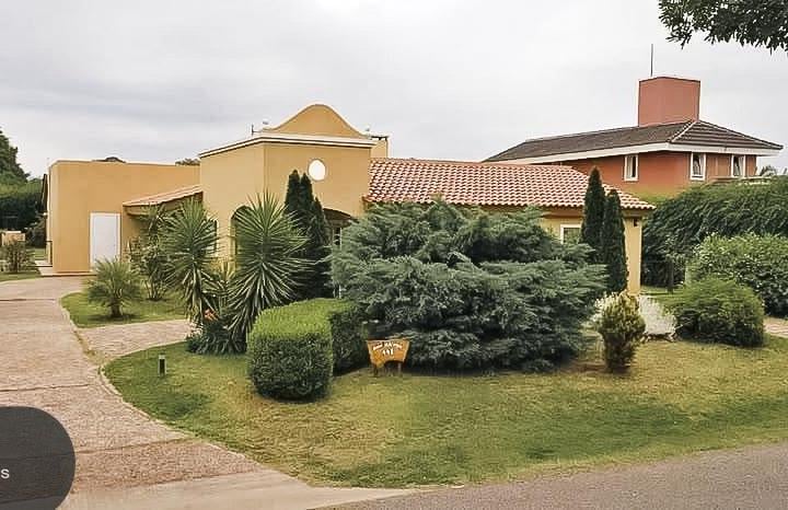 Casa · 250m² · 5 Ambientes · 4 Cocheras