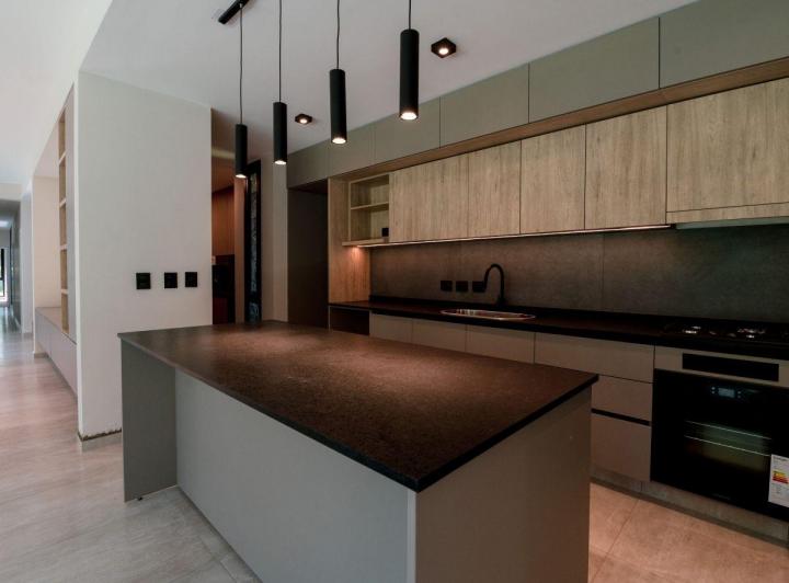 Casa · 290m² · 5 Ambientes · 2 Cocheras