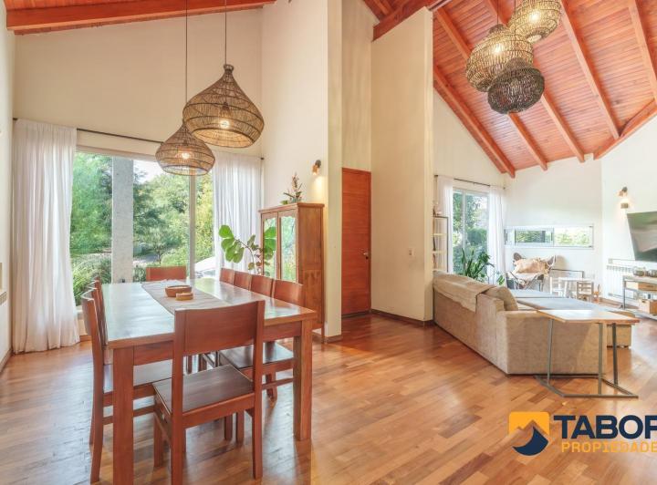 Casa · 180m² · 5 Ambientes · 2 Cocheras