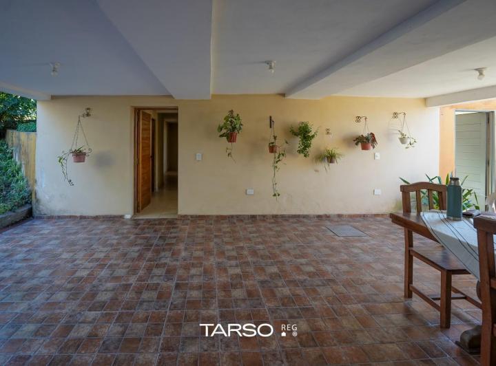 Casa · 880m² · 8 Ambientes · 4 Cocheras